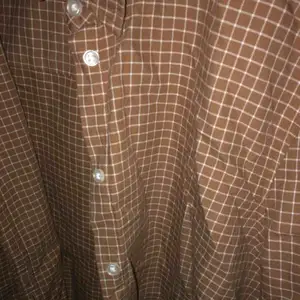 Nyköpt och oanvänd brun skjorta från Gina tricot. Perfekt att ha över en topp på våren🤩 