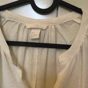  - Superfin skjort/blus. Använd fåtal gånger. Frakt tillkommer. 