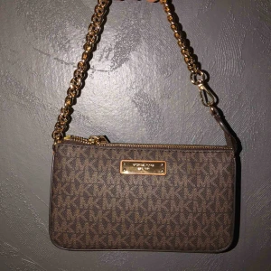  - Väska Michael kors köpt på zalando för en månad sedan men kommer aldrig till användning så jag säljer den  frakt 67kr  
