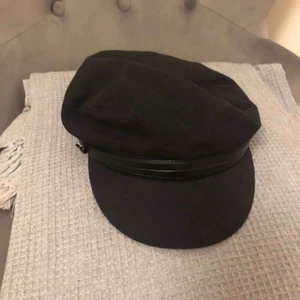  - Snygg skepparmössa från Åhléns. Använd några enstaka gånger så i fint skick 🥰