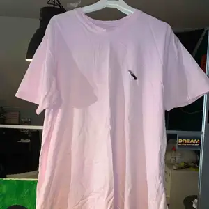 en stor rosa t-shirt med en kniv på vänstra bröstet! köpt på urban outfitters🥰💗🙏🏼 frakt ingår inte! skriv till mig om vi ska diskutera priset
