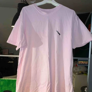  - en stor rosa t-shirt med en kniv på vänstra bröstet! köpt på urban outfitters🥰💗🙏🏼 frakt ingår inte! skriv till mig om vi ska diskutera priset