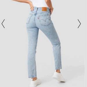 Levi’s jeans, nypris 999kr, använda endast en gång    Köparen står för fraktkostnad