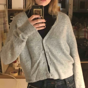  - jättegullig kofta! lite noppig, skriv om ni vill ha bild, men annars fint skick. den har även lite stretch i sig:)) 🍋FRAKT 59kr🍋