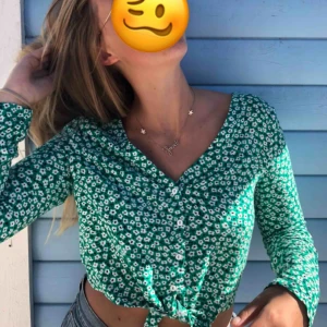  - Skitsnygg croppad topp från H&M.  Säljer då jag rensar garderoben och känner att den förtjänar mer användning än vad jag kommer ge den.. 