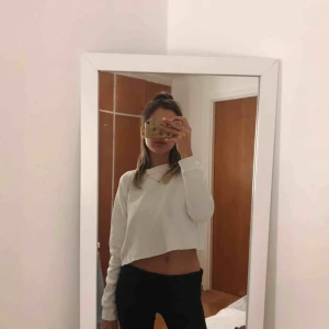  - Snygg vit thermal tröja i onesize. Den var väldigt populär på brandy, och satt bra på många olika kroppsmodeller (jag har vanligtvis storlek XS-S och som bilderna visar sitter den på mig)   Frakt tillkommer!