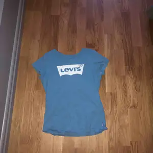 Säljer min blåa Levi’s t-shirt i storlek M. Använd kanske 2 gånger, super fint skick! Köparen står för frakten