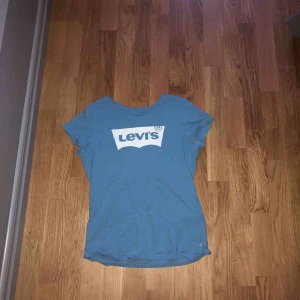  - Säljer min blåa Levi’s t-shirt i storlek M. Använd kanske 2 gånger, super fint skick! Köparen står för frakten