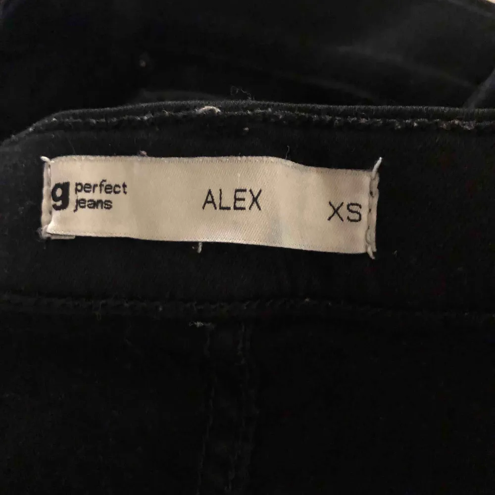 Svarta tighta jeans från ginatricot i modellen Alex. Jeansen är i bra skick men säljer då de inte passar längre. . Jeans & Byxor.