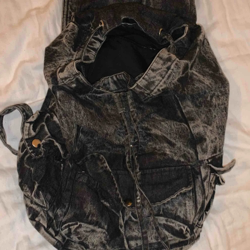 Snygg ryggsäck i jeansliknande material. Har tre fickor på utsidan samt en mindre i själva väskan. 🎒 den är ungefär i ”vanlig ryggsäcks-storlek”. Säljer för 30kr pga använder aldrig, så den är i fint skick också. Frakt tillkommer :). Väskor.