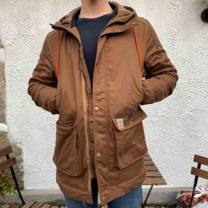  - En vinter parka av märket Encore, använd ytterst få gånger och har hängt på galge det senaste året. Nypris : 2500kr Mitt pris: 750kr Frakt tillkommer. 