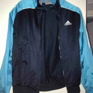  - Adidaströja i sportigt matrial, aldrig använd och har hängt i garderoben senaste åren. Nytvättad och fräsch! Inga defekter finns