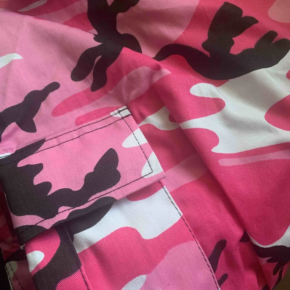 Nypris 350kr. Helt nya rosa camo byxor med etiketten på. Byxorna är jätte fina men kom tyvärr i fel storlek som var alldeles för stor för mig och kunde inte skicka tillbaks dom och därför säljer jag dom.. Jeans & Byxor.