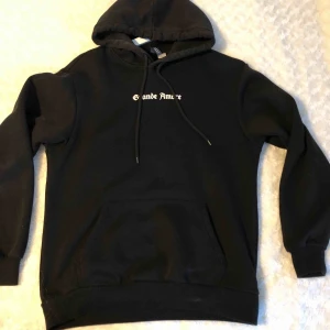  - Svart hoodie med tryck på ryggen. Köpare står för frakt