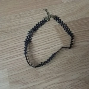  - Choker i svart tyg