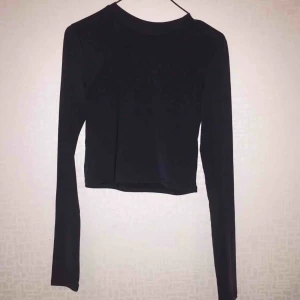  - Svart croppad tröja! Storlek S! Aldrig använd så är ny!