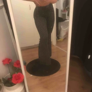  - Svart randiga byxor från från Gina tricot 🤪❤️