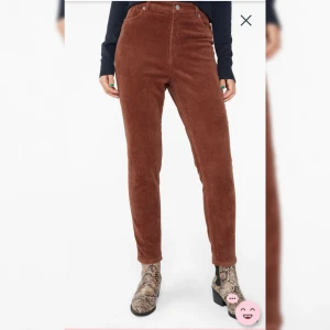  - Manchesterbyxor från Monki, mycket fint skick, knappt använda. Heter Slim fit corduroy trousers på monki och går för 300kr. Hör av dig för frågor!
