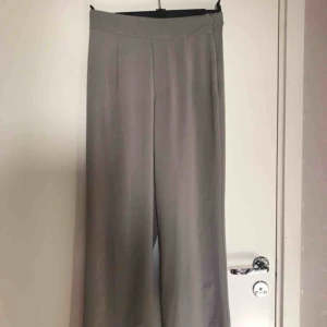  - Säljer gråa adriana byxor ifrån bikbok i storlek s.