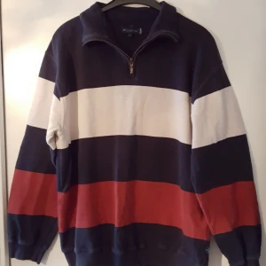  - Vintage randig tröja i storlek L. Tycker även den sitter snyggt oversize på mindre storlekar. Inte lika skarp i färgerna som på bilderna, lite ljusare. Fraktkostnad blir 72kr 