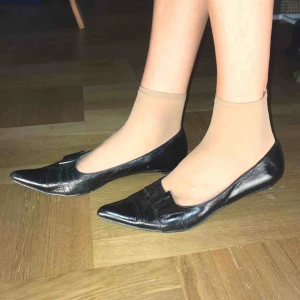  - Platta, spetsiga, festskor! Fungerar också som promenadskor i ett varmare klimat. 