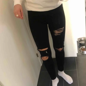  - Snygga rippade jeans från topshop i superskönt material! Väldigt stretchiga så passar nog någon med både större och mindre storlek också. Jag är 178 och de går nästan ända ner till mina anklar. Väldigt sparsamt använda! Köparen står för frakt 🥰🤩