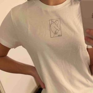  - HELT NY T-shirt ur vår kollektion FORM. En enkel vit t-shirt med helt unikt tryck, som du kan stylea hur som helst! 