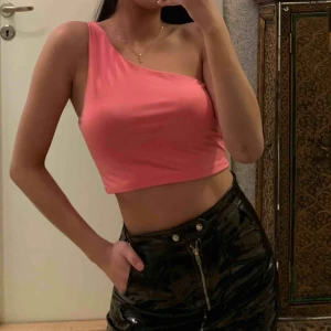  - Neonrosa oneshoulder top, använd 1 gång. Frakt tillkommer💃🏻