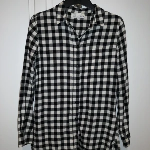  - Rutig flanellskjorta från H&M. Inte alls mycket använd så den är i fint skick. ❤️ Möts upp i Stockholm, helst på Södermalm. Om du köper flera saker kan vi komma fram till ett bra paketpris.