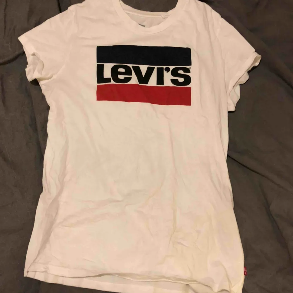 Vit Levis T-shirt, använd ett par gånger men inga fel. Skönt material. Inköpt för 30€ i Dublin ett halvår sen.. T-shirts.