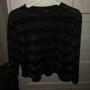  - Stickad tröja med svart o silverglittriga ränder. Samt mindre slita på sidorna, från h&m. Använd ett par gånger men bra skick. Skulle säga att den passar bäst om man har M-L blir lite stor annars. Frakt 50, pris kan diskuteras.