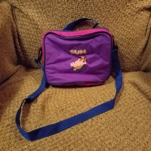  - Superfin liten vintageväska, funkar som kylväska och finns plats för flaska/burk i