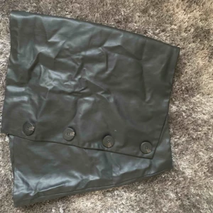  - Svart snedskuren skinkjol, superfin (nästan aldrig använd. Köparen står för frakt