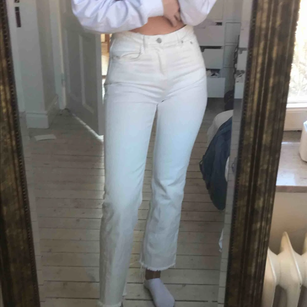Snygga raka vita jeans från weekday! Sitter snyggt, skulle säga att de passar 26-27 i midjan. Ingen stretch! . Jeans & Byxor.