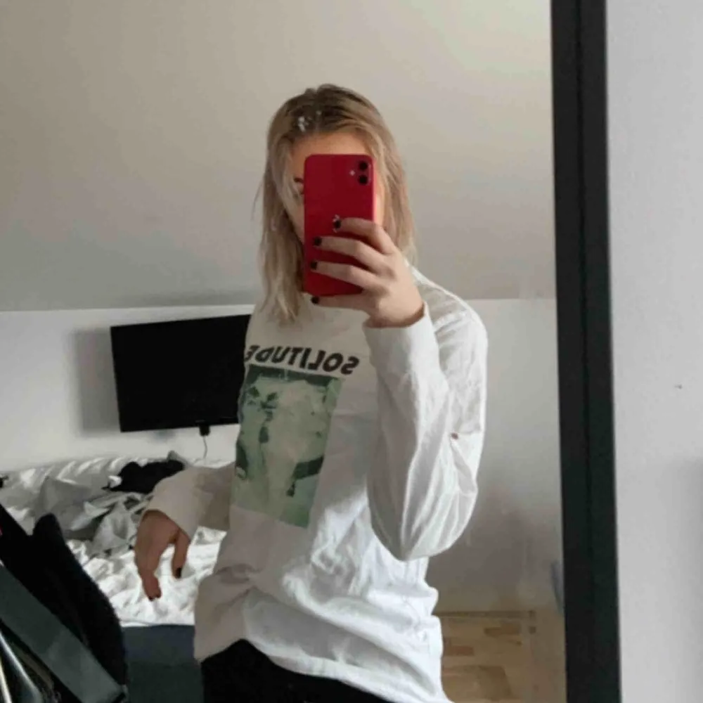 Vit longsleeve med tryck så cool😍😍. Tröjor & Koftor.