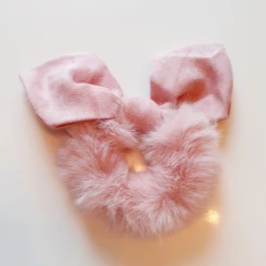  - Lyxig vinterscrunschie i gammelrosa💗Material:Cotton Märke: Cute Simple Frakt: 11:-