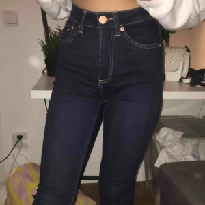  - As coola Mörkblåa jeans med tydliga sömmar, långa i modellen 