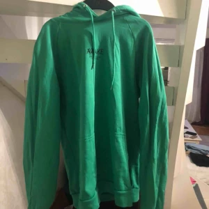  - Säljer min jättefina gröna hoodie i strlk xl, säljer pga att den inte kommit till användning 