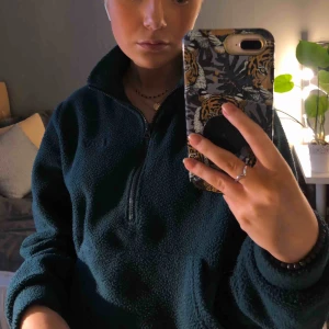  - Mörkgrön fleece från carlings, knappt använd. Med dragkedja och resår nertill som du själv kan justera. Mycket bra skick! 