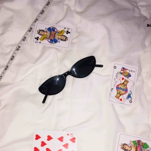  - Ordinarie pris var 50 säljer dessa solglasögon för jag har ingen nytta av dom mer. Solglasögonen är från Lindex och jag köpte dom för ett tag men jag har inte använt dom så mycket.:)