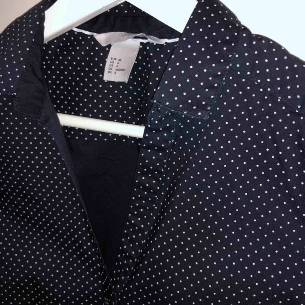 🌟Prickig skjorta 🌟 •Väldigt fräsch mörkblå prickig skjorta •Storlek 34 •Perfekt att ha på kontoret •H&M •Easy iron •Slim fit •Aldrig använd •55 kr 📮Kan skickas mot fraktkostnad 🚫Djurfritt och rökfritt hem. Skjortor.