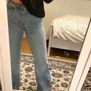  - Så sjukt snygga byxor från mango. Utsvängda ljusa byxor som passar till allt. Väldigt trendiga. Nypris 600kr. 