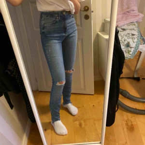  - Snygga jeans från H&M. Säljer då de är för långa för mig. Knappt använda så är i mycket fint skick! Köparen står för frakten:)
