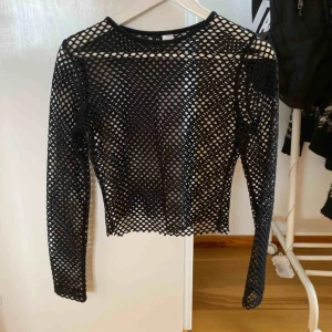  - Jättecool tröja från H&M! Är i storlek M, men passar även en S. I mycket fint skick! Köparen står för frakten:)