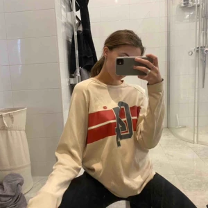  - Supersnygg vintage Nike tröja. Passar allt mellan XS-L beroende på hur du vill att den ska sitta. 