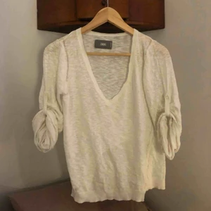  - Skön tröja från Zadig&Voltaire. Välanvänd med litet hål i ärmen, annars gott skick. Uppvikta ärmar med dödskalleknappar samt maska längs med sidan (som är meningen;)).  Nypris >1000kr. Köparen står för frakt:)