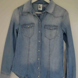  - En liten flekk på venstre lomme foran