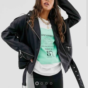  - Slutsåld oanvänd skinnjacka från Missguided, köpt på ASOS. Storlek 38 (passade mig och har normalt sett 36 i kläder). Köpt för 550 kr. Aldrig använd.  