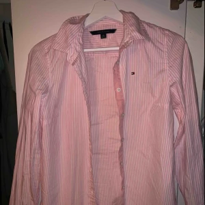  - Stilren skjorta från Tommy Hilfiger! Nypris på ca 1000 kr. Från några år tillbaka men bara använd ett fåtal gånger. Jättefin passform som passar S om man gillar den lite tajtare. Kan mötas upp i Lkpg eller fraktas. Köparen står för frakten.