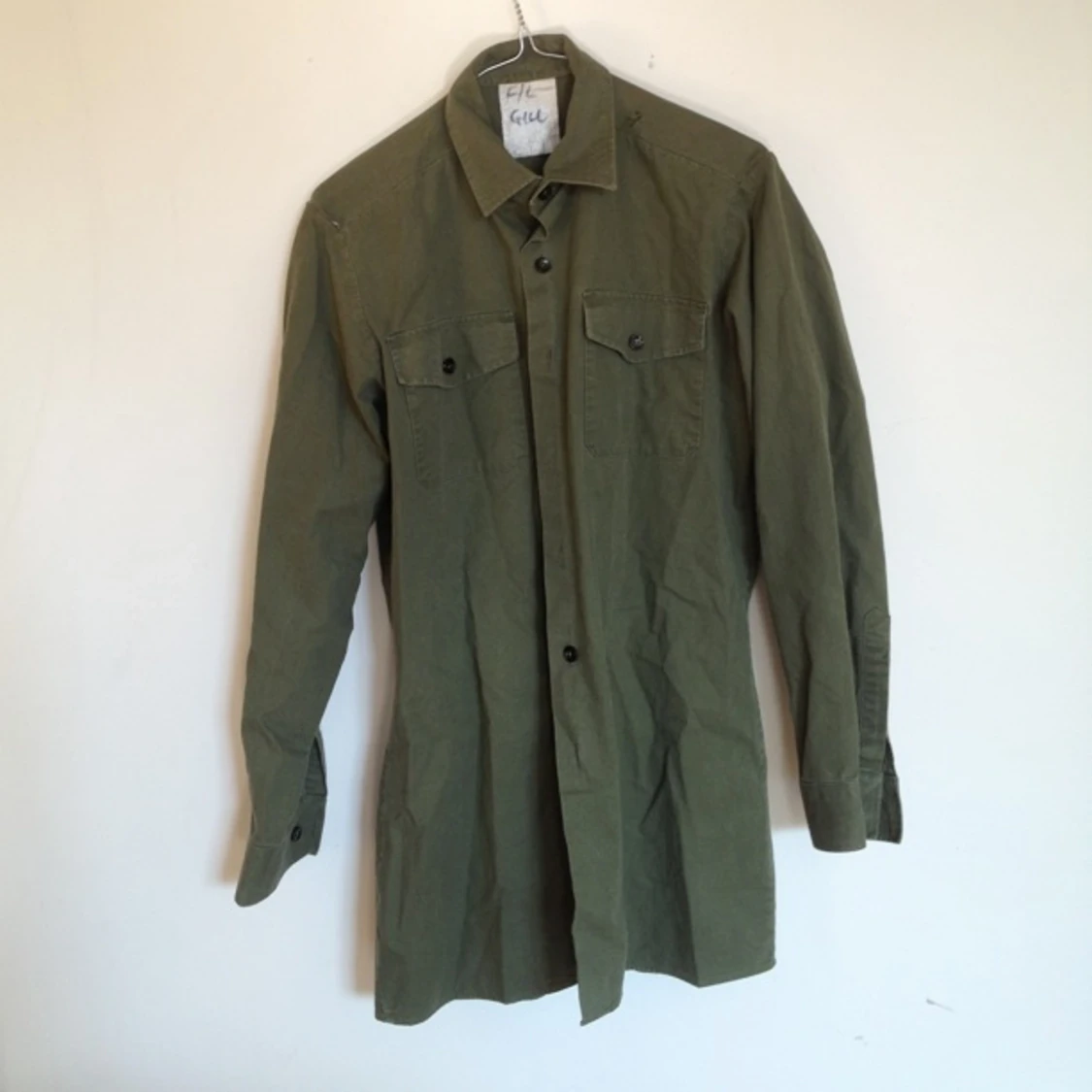 Lång militär-skjorta